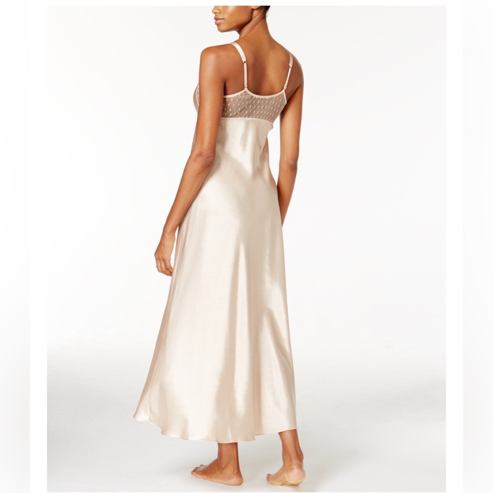 A two-piece set from Flora, consisting of a nightgown and robe. - Picture 7 of 11